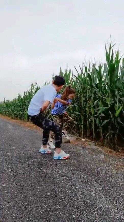 农村远房表哥吃瓜,农村远房表哥的瓜田奇遇记