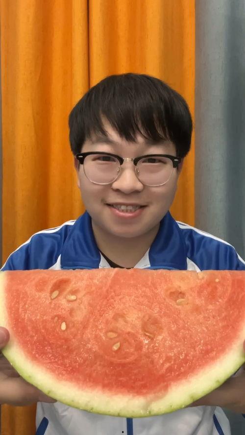 被迫沉浸式吃瓜,揭秘吃瓜群众的无奈与狂欢