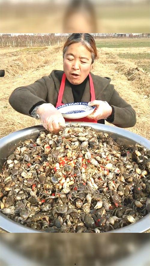 村头大妈吃瓜,揭秘乡村生活百态